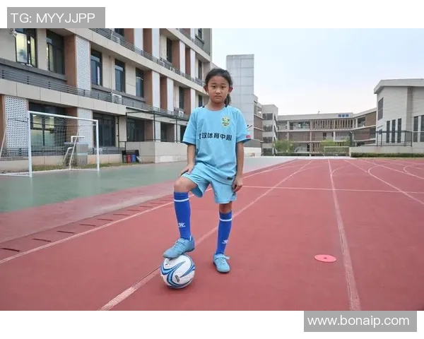 足球明星与小孩互动时展现的亲和力与榜样作用分析