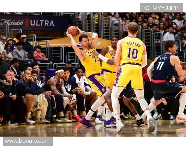 湖人对决快船激战正酣球迷期待的洛城德比即将上演